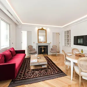 https://luxury-montaigne-apartment.fr-paris.fr